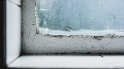 gros-plan-d-un-rebord-de-fenetre-sauvage-avec-une-vieille-fenetre-et-le-verre-recouvert-de-glacage16_9-min